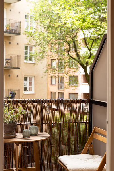 Стильные розовые штрихи в дизайне нежной скандинавской квартиры (84 кв. м)