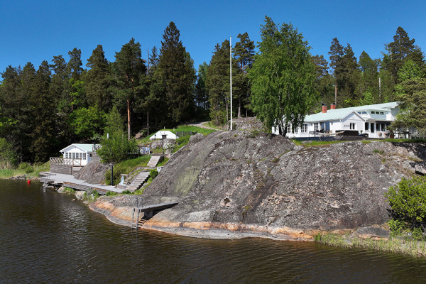 Белая вилла у озера в Швеции с собственным пирсом