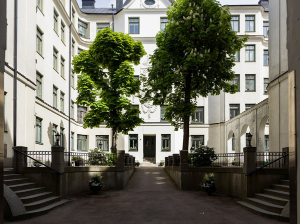 Сложная планировка и стильная черная кухня: небольшая квартира в Стокгольме (55 кв. м)