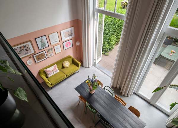 Яркий лофт в Роттердаме с окнами в пол и розовой стеной