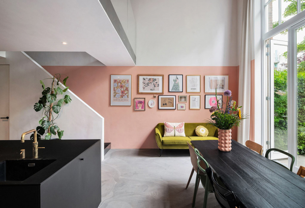Яркий лофт в Роттердаме с окнами в пол и розовой стеной
