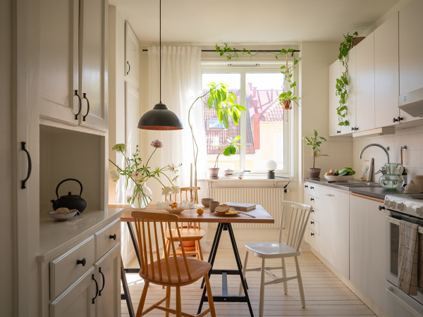 Мягкий интерьер маленькой шведской квартиры с приятным декором (40 кв. м)